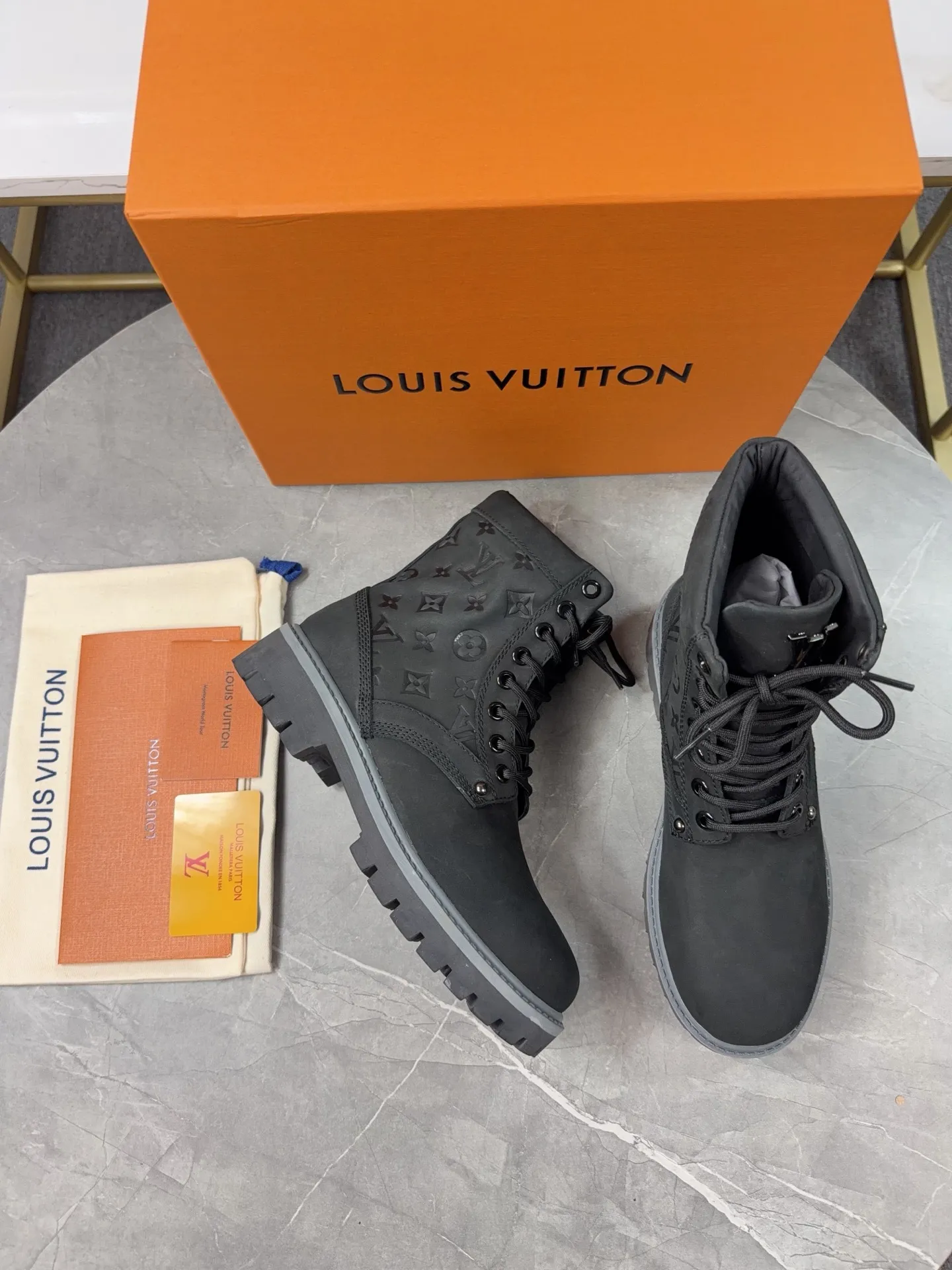 p720🐮🐮2025 top version: couple style LV presbyopia, embossed rhubarb boots, ankle boots, embossed waterproof nubuck cowhide boots, relying on the brand's exquisite craftsmanship to carefully reshape the classic T 6-inch boot shape in Italy to create an American-style autumn and winter men's and women's wear show. The original laces and outsole are exquisitely detailed, and the leather label expresses the cooperation logo. Exquisite packaging at the delivery counter🛍📦 ▪️Fabrics: Original customized imported first-layer cowhide ▪️Inner lining: Original customized leather lining/mesh lining ▪️Outsole: Original molded anti-slip rubber material ▪️Sole thickness: 3.5CM ▪️Size: 35-40 for women and 39-46 for men